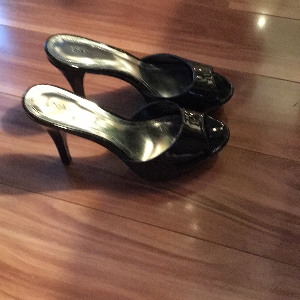 Shoes - Picture 3 of 4